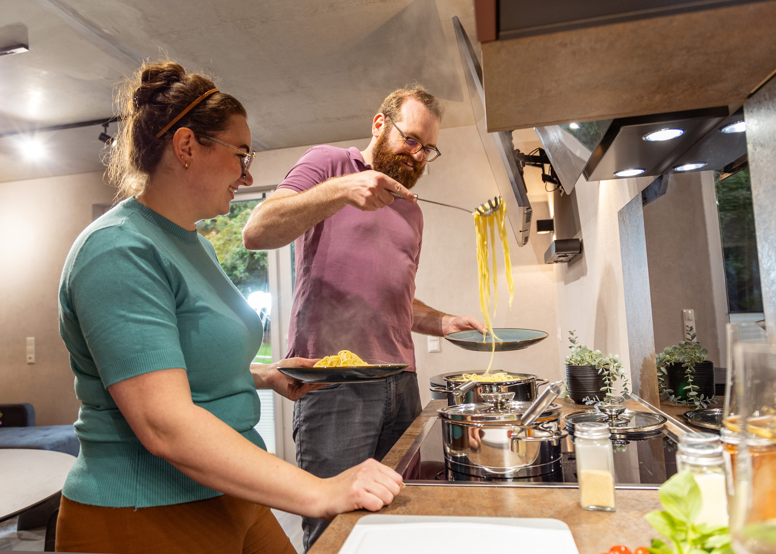 Gäste beim Kochen in der Küche