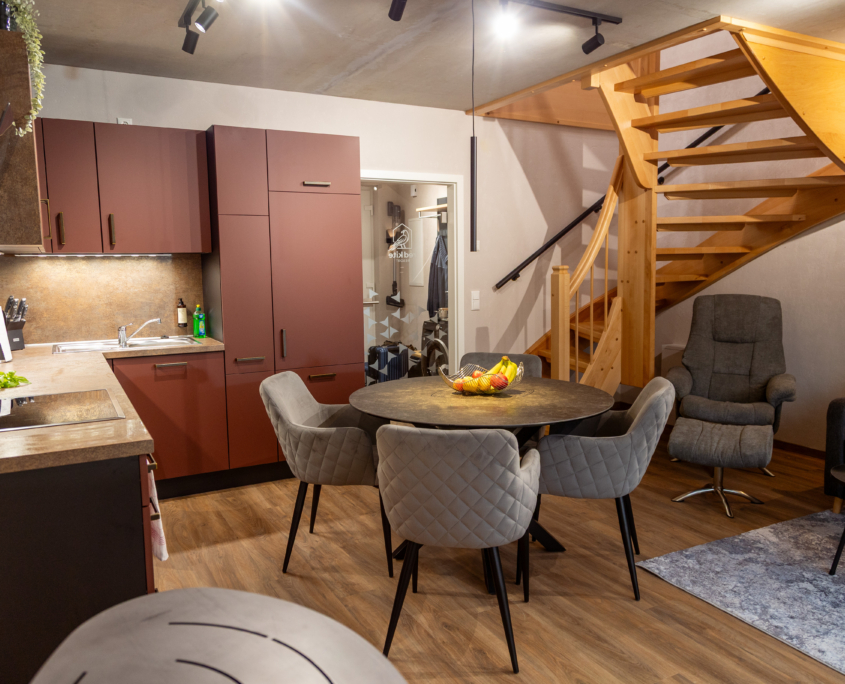 Blick in die Wohnküche mit Esstisch